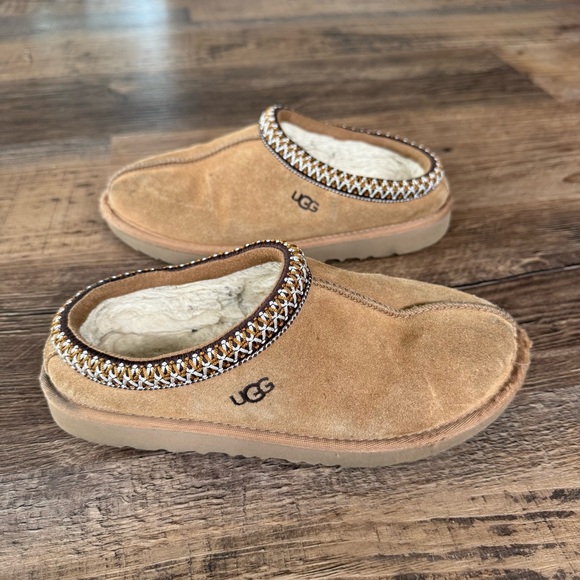 UGG Kids Tan Slippers with Patterned Trim - Picture 1 of 9